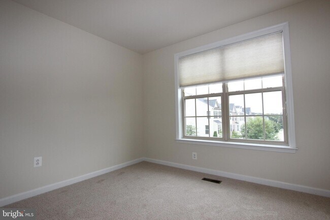 Building Photo - 325 Hersden Ln