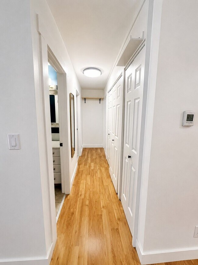 Building Photo - 2bd/1ba Seattle Condo