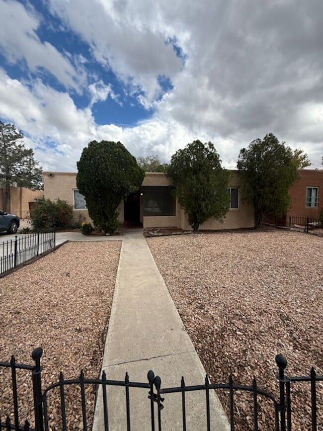 Building Photo - Beautiful Historical Neighborhood near Kno...