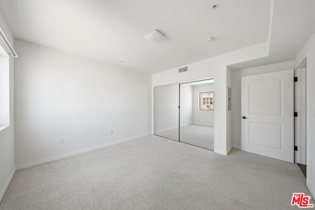 Building Photo - 4733 Elmwood Ave