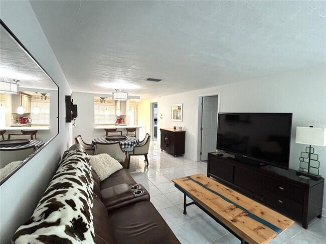 Building Photo - 4211 Stratford Dr