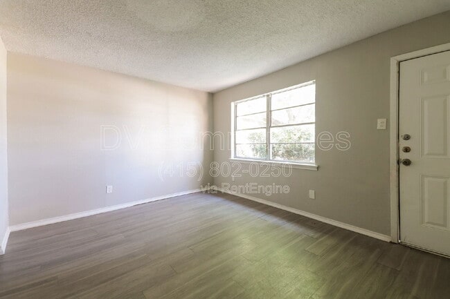 Building Photo - 4850 Bedford Dr