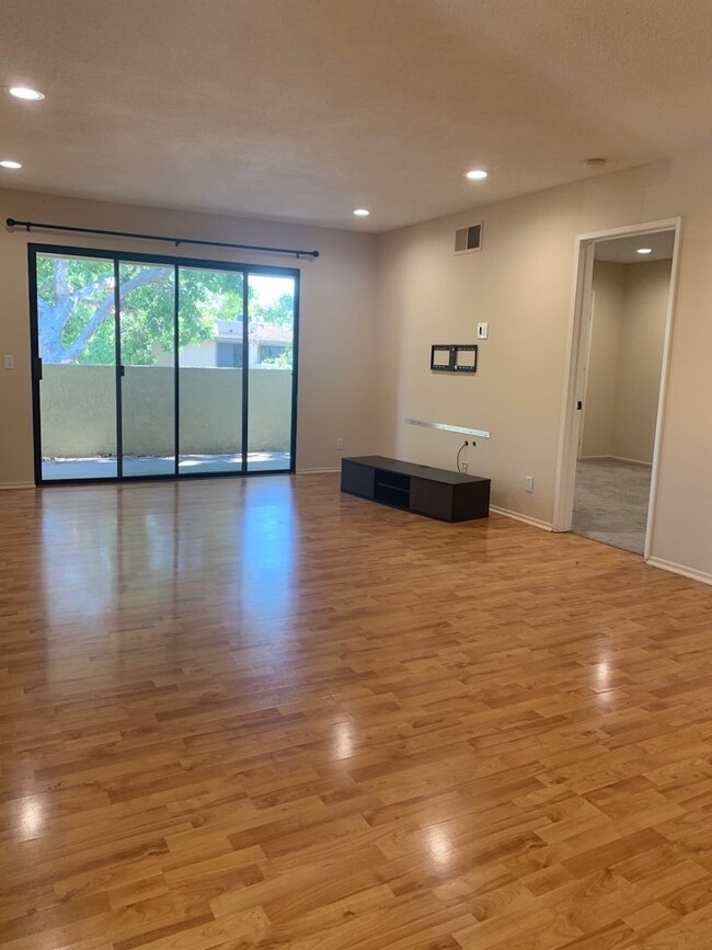 Building Photo - Spacious Lake Forest condo available 09/05...