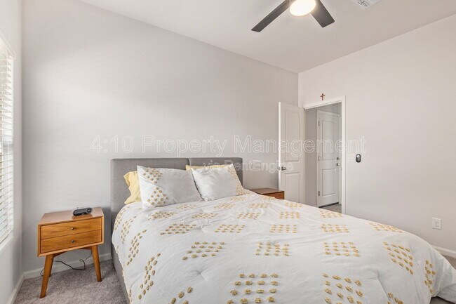 Building Photo - 45174 W Sandhill Rd