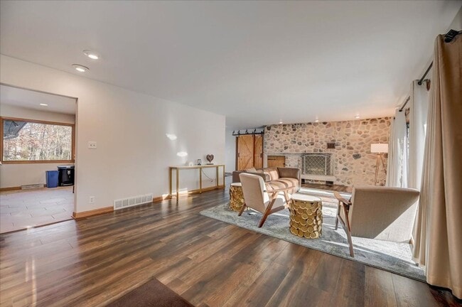 Building Photo - Spacious Elm Grove 3BR/2BA Ranch Single Fa...