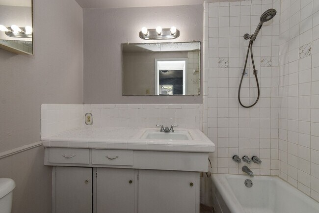 Building Photo - 2517 Broadview- House