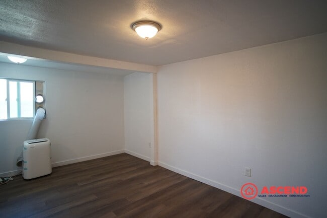 Building Photo - Cozy Studio !!!!