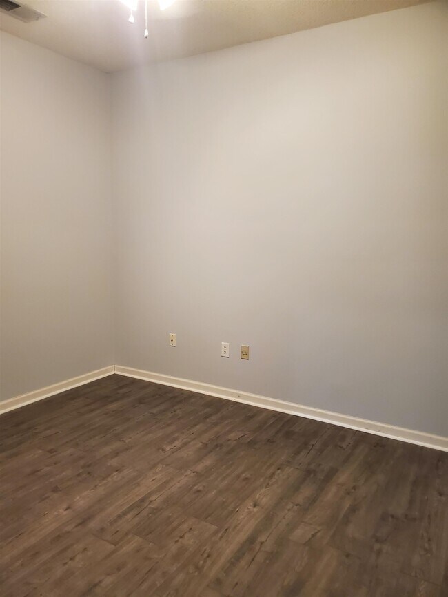 Building Photo - 8688 Eagle View Dr