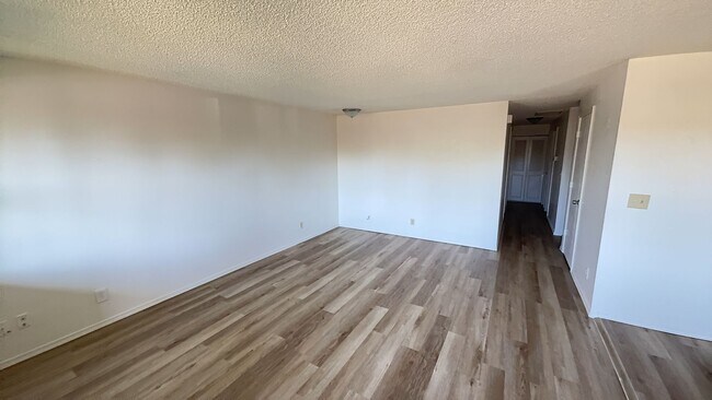 Building Photo - 4 Bed 2 Bath House on large Lot w/Fenced Backyard - Pets Possible