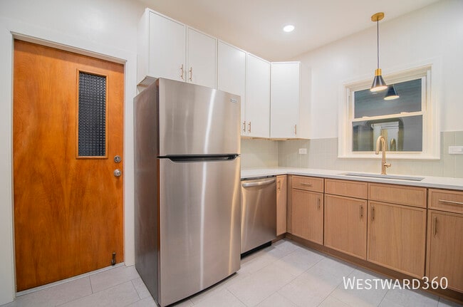 Building Photo - 4037 N Hamlin Ave