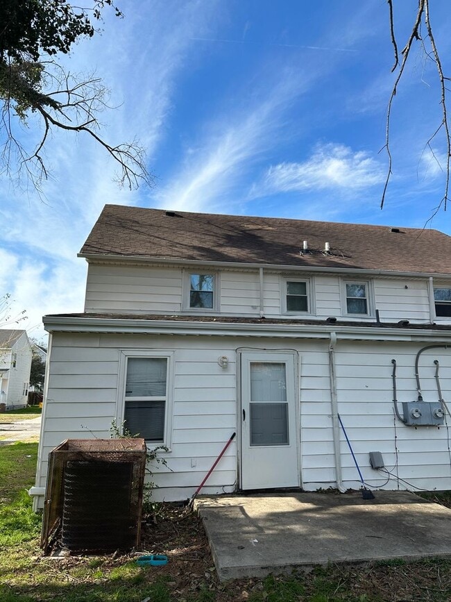 Building Photo - Spacious Duplex!