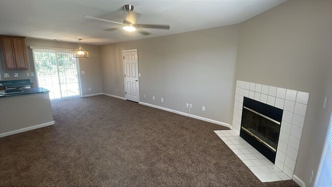 Building Photo - 2120 Country Club Dr