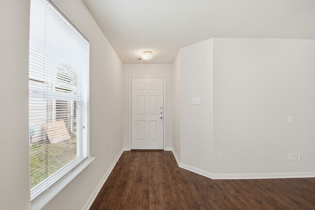 Building Photo - 3023 Legends York Dr