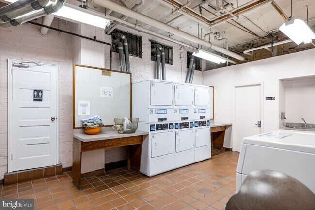 Building Photo - Studio Apartment at the Swarthmore- Availa...