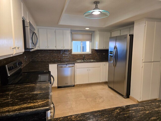 Building Photo - Ground-floor San Carlos stunning single-story condo available immediately.