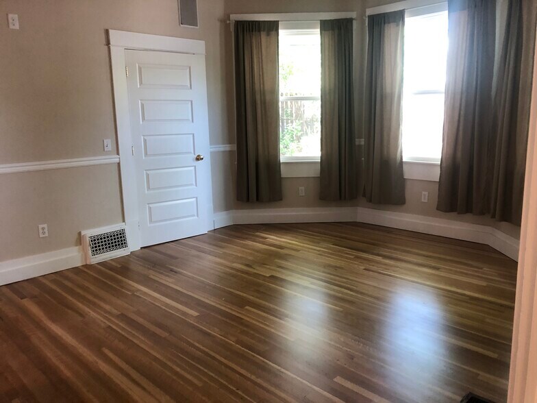 Building Photo - 635 NE Opal St