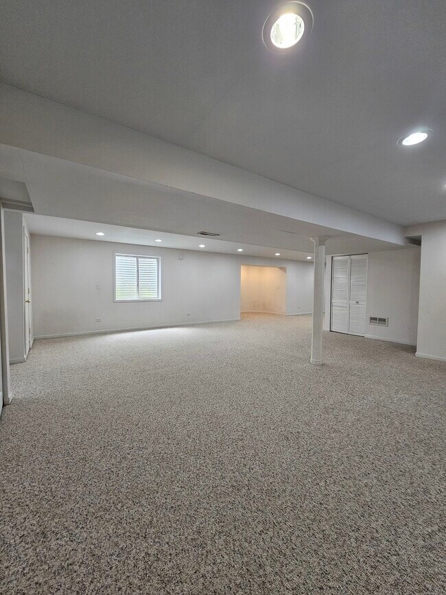Building Photo - 420 Merry Oaks Rd