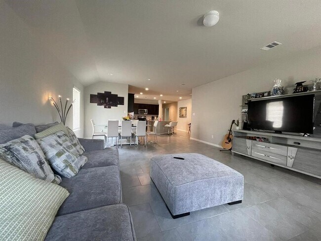 Building Photo - 3326 Sumac Dr