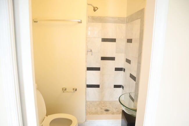 Building Photo - (Townhouse for Rent ) Simply Beautiful