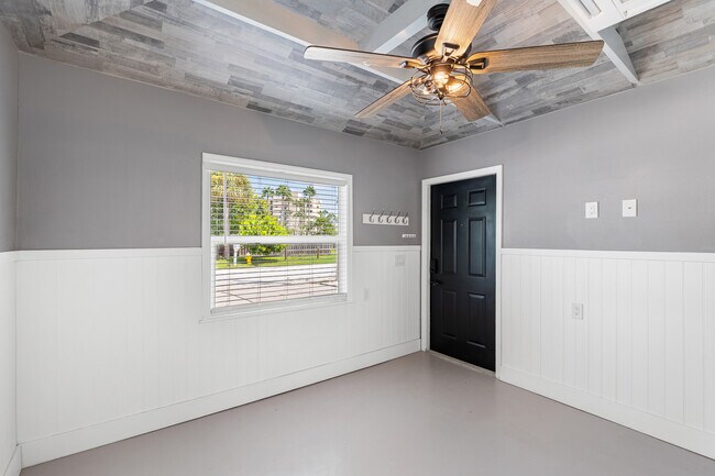 Building Photo - 231 E Madeira Ave