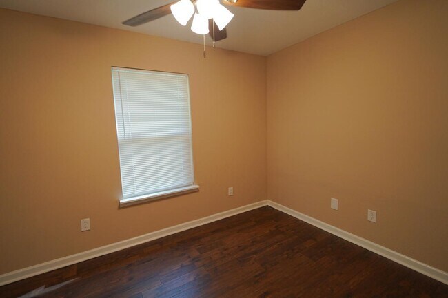 Building Photo - 933 Ashburn Dr