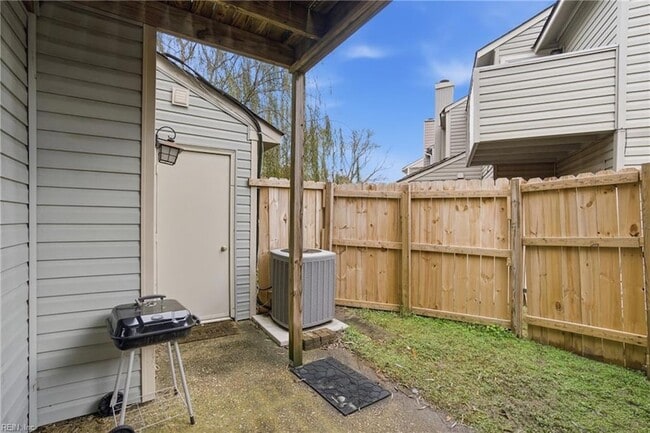 Building Photo - 710 Waters Dr