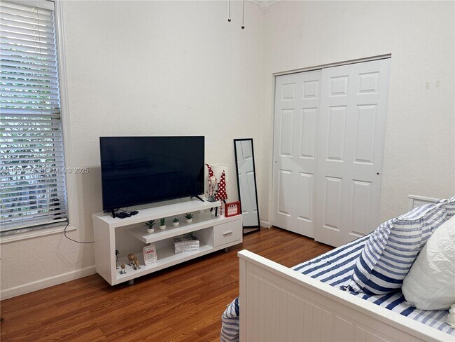 Building Photo - 1923 Harbor View Cir