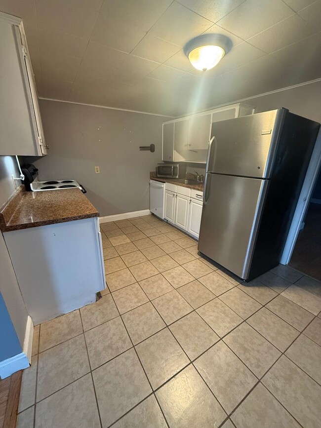 Building Photo - 3185 Spring Rd