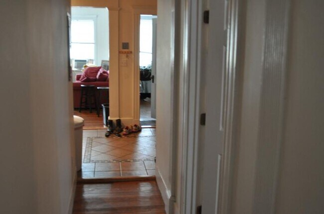 Building Photo - Amazing 4 Bedroom Apartment available 9/1/26