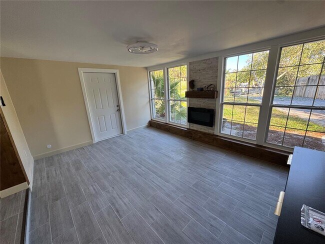 Building Photo - 1500 Carson Cir NE