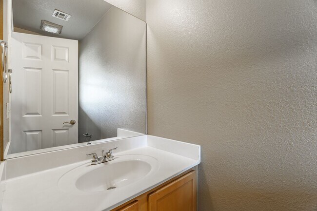 Building Photo - Great duplex in a great location