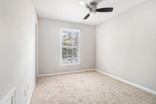 Building Photo - Conveniently Located 3BR/2.5BA Townhome in...