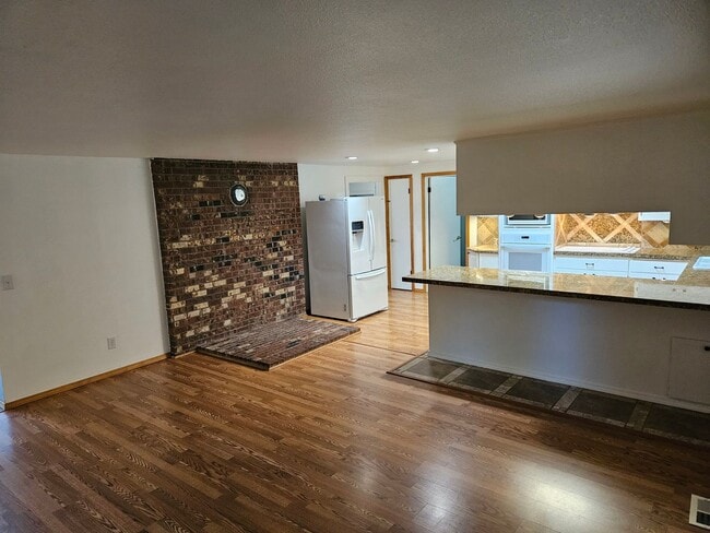 Building Photo - Cozy Wooded Vintage Charmer