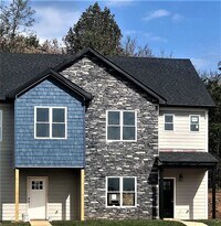 Building Photo - 3 Bedroom Townhome in Lynchburg