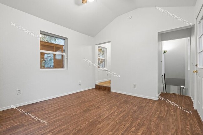 Building Photo - Charming 2 Bedroom 2 Bathroom St. Johns Bu...