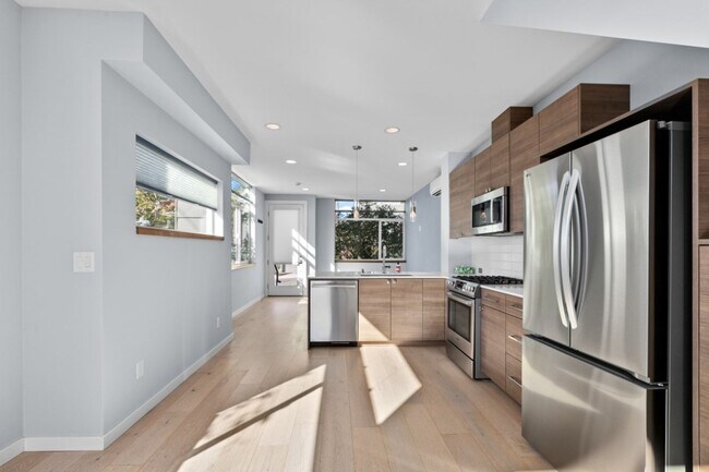 Building Photo - 2Bd/1.75Ba Seattle Townhouse