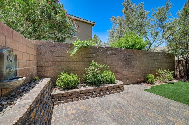 Building Photo - Stylish Townhome with Private Patio!