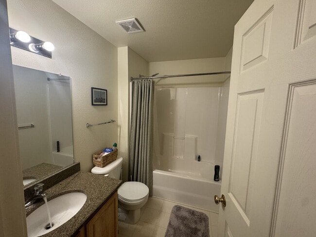 Building Photo - Fenton Fully-Furnished 2-Bedroom Apartment Available!