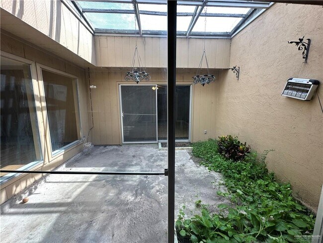 Building Photo - 704 Kerria Ave