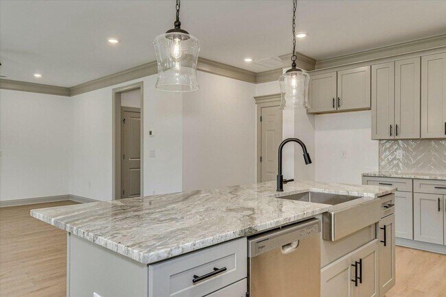 Building Photo - 2021 Warbler Dr