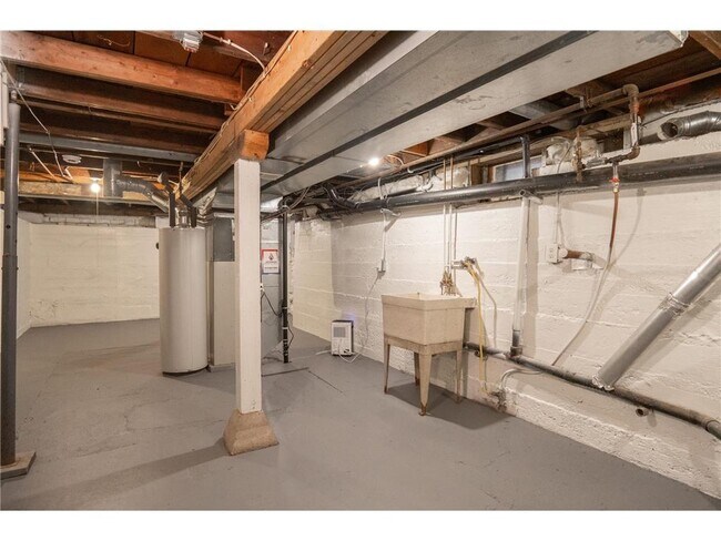 Building Photo - 38 Winona St W