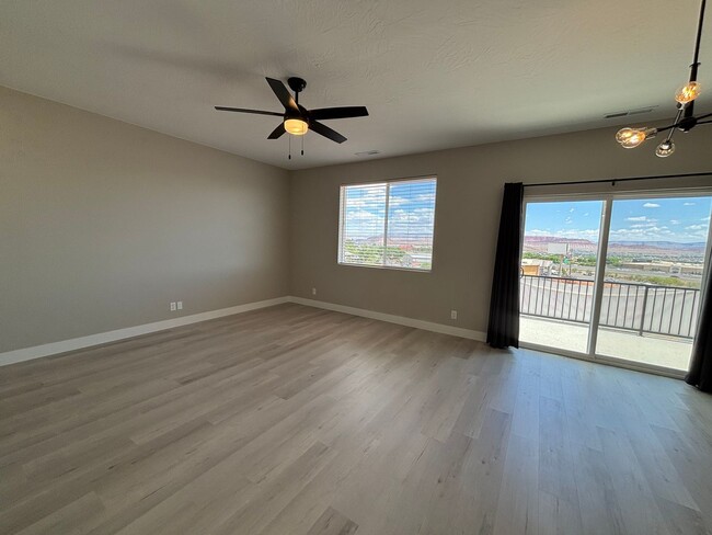 Building Photo - SPACIOUS HOME FOR RENT!