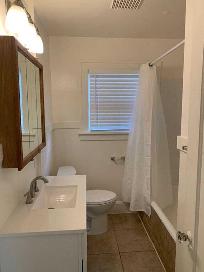 Building Photo - $2,350 - Two Bedrooms, One Full Bath with Bonus Room in Dekum Piedmont Neighborhood