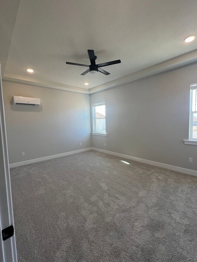Building Photo - 4910 Wagon Wheel Dr E