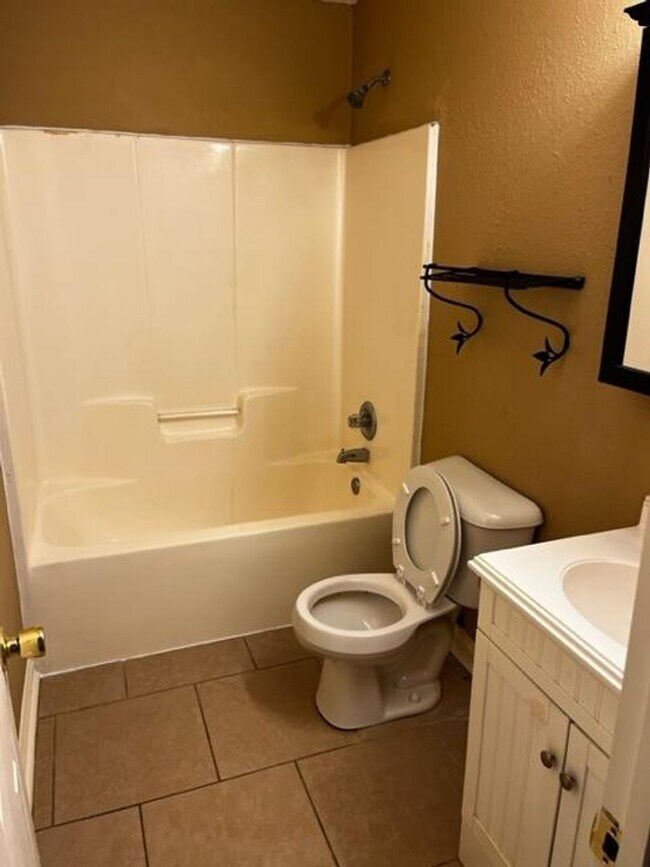 Building Photo - 2BD/1.5B Apartment in Adel