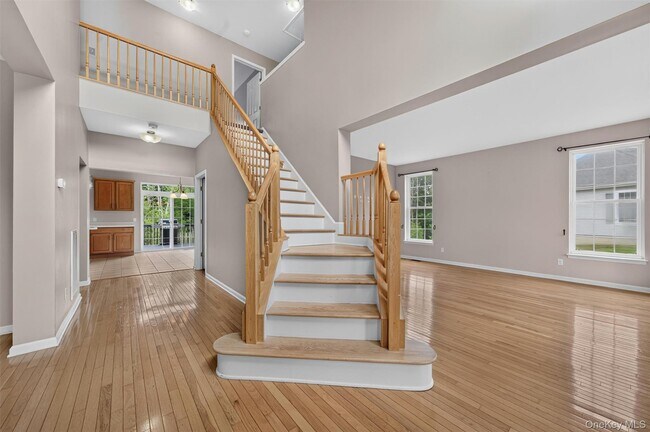 Building Photo - 5 Oldwyck Crescent