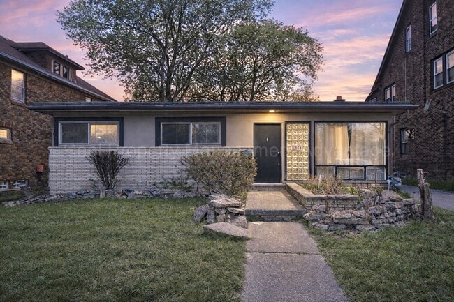 Building Photo - Beautiful Mid-Century 3 Bedroom Steps from Detroit Golf Club!