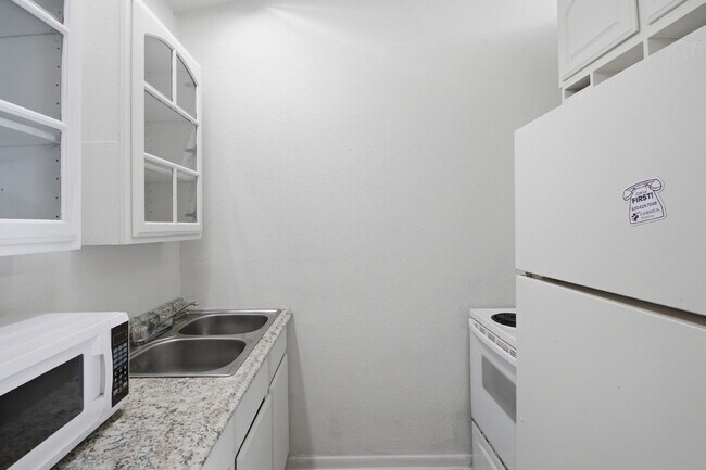 Building Photo - 1108 W McCarty Ln