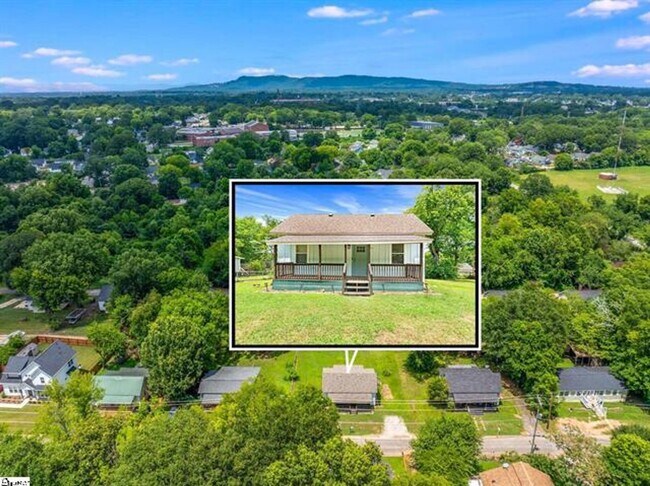 Building Photo - 2 Bed, 2 Bath Fully Renovated Home Available in Greenville