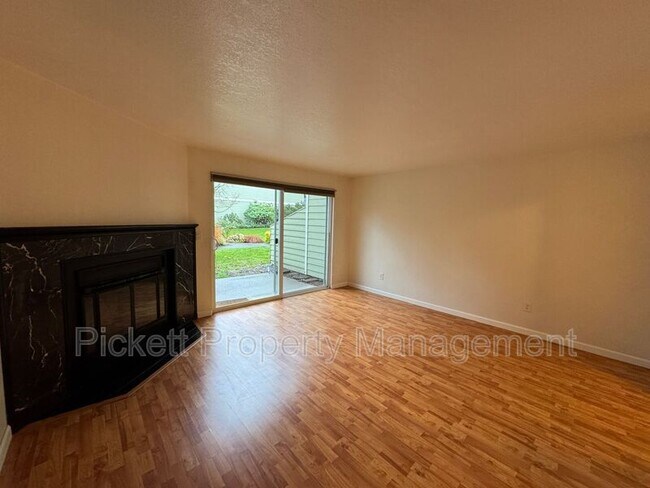 Building Photo - 3935 NW Fairway Ln